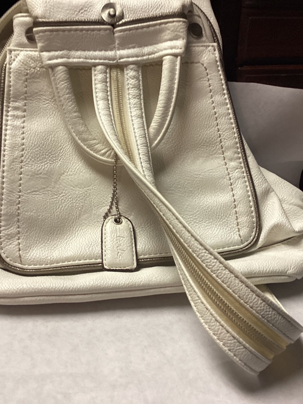 ÇLARKS WHITE LEATHER SMALL BACK PACK. NEW. AMAZING STYLISH.